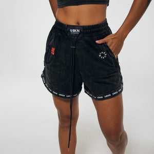 SHADOW Mid Sweat Short in Black Wash